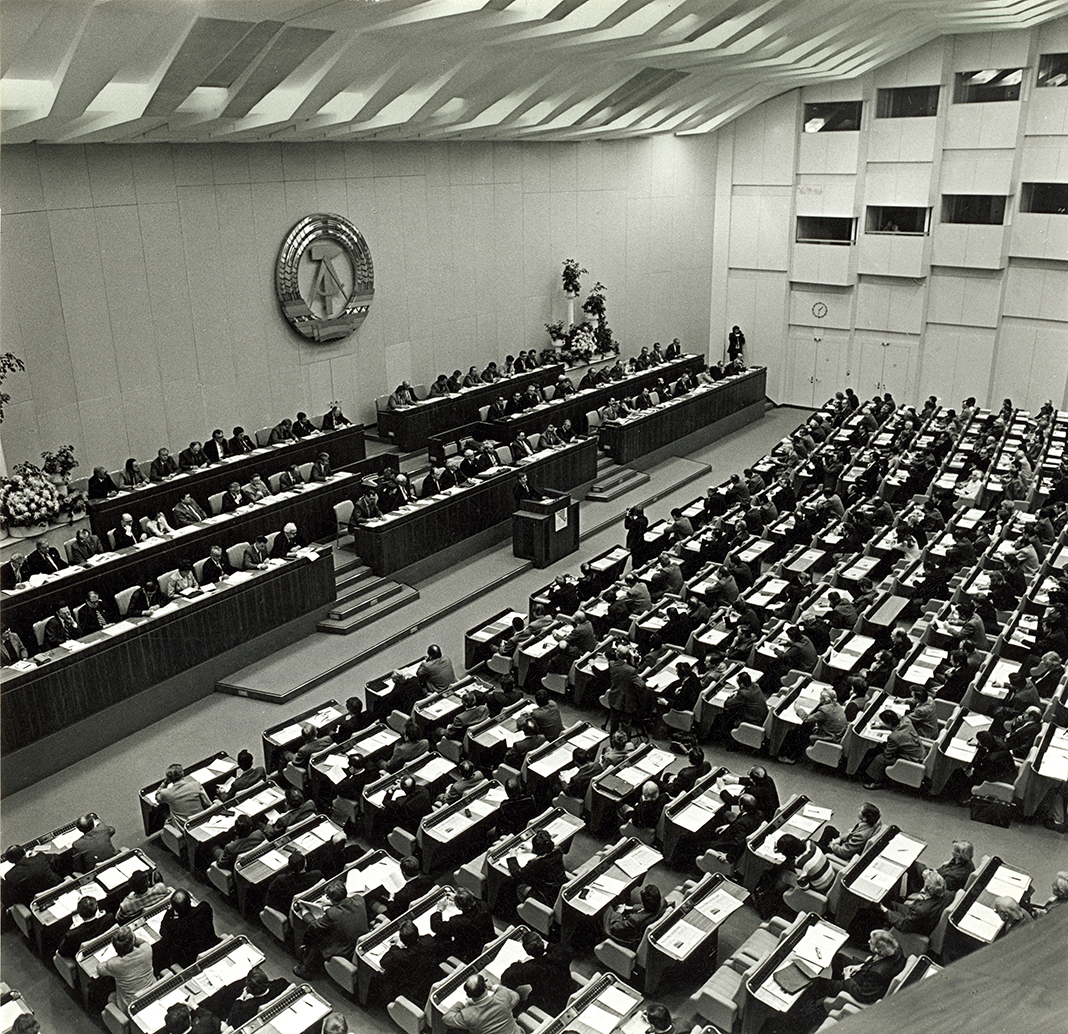 Der „Kleine Saal“, der als Plenarsaal der Volkskammer diente, im nördl. Teil während der VIII. Tagung des Bundes der Architekten der DDR 1984 (Aufnahme: Mayenfels; IRS, Wissenschaftliche Sammlungen, Bildarchiv D1_1_1_21-008)